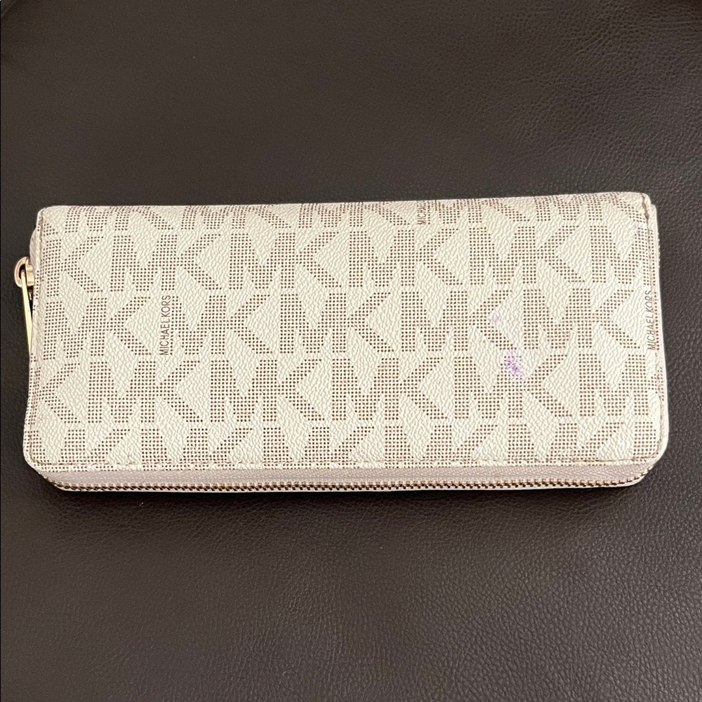 Michael Kors Monogram Key & Card Holder in Cream - Picture 3 of 16